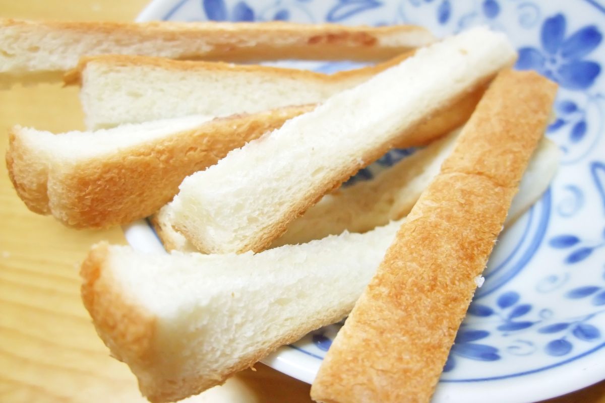 Skórka chleba to popularny środek do walki z solą