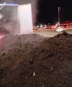 Zatrzymali ciężarówkę z Litwy. Odkrycie służb pod torfem w naczepie