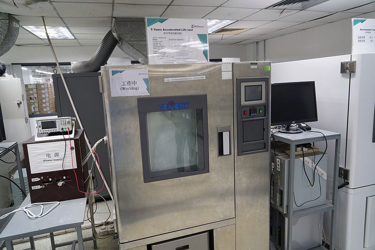 Sprzęt wykonujący test starzenia. Źródło: Akiba PC Hotline!