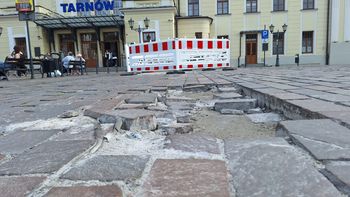 Kolejne poprawki na placu Dworcowym w Tarnowie. Kamienne płytki sypią się na potęgę. PKP przymierza się do gruntownego remontu nawierzchni