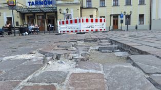 Kolejne poprawki na placu Dworcowym w Tarnowie. Kamienne płytki sypią się na potęgę. PKP przymierza się do gruntownego remontu nawierzchni