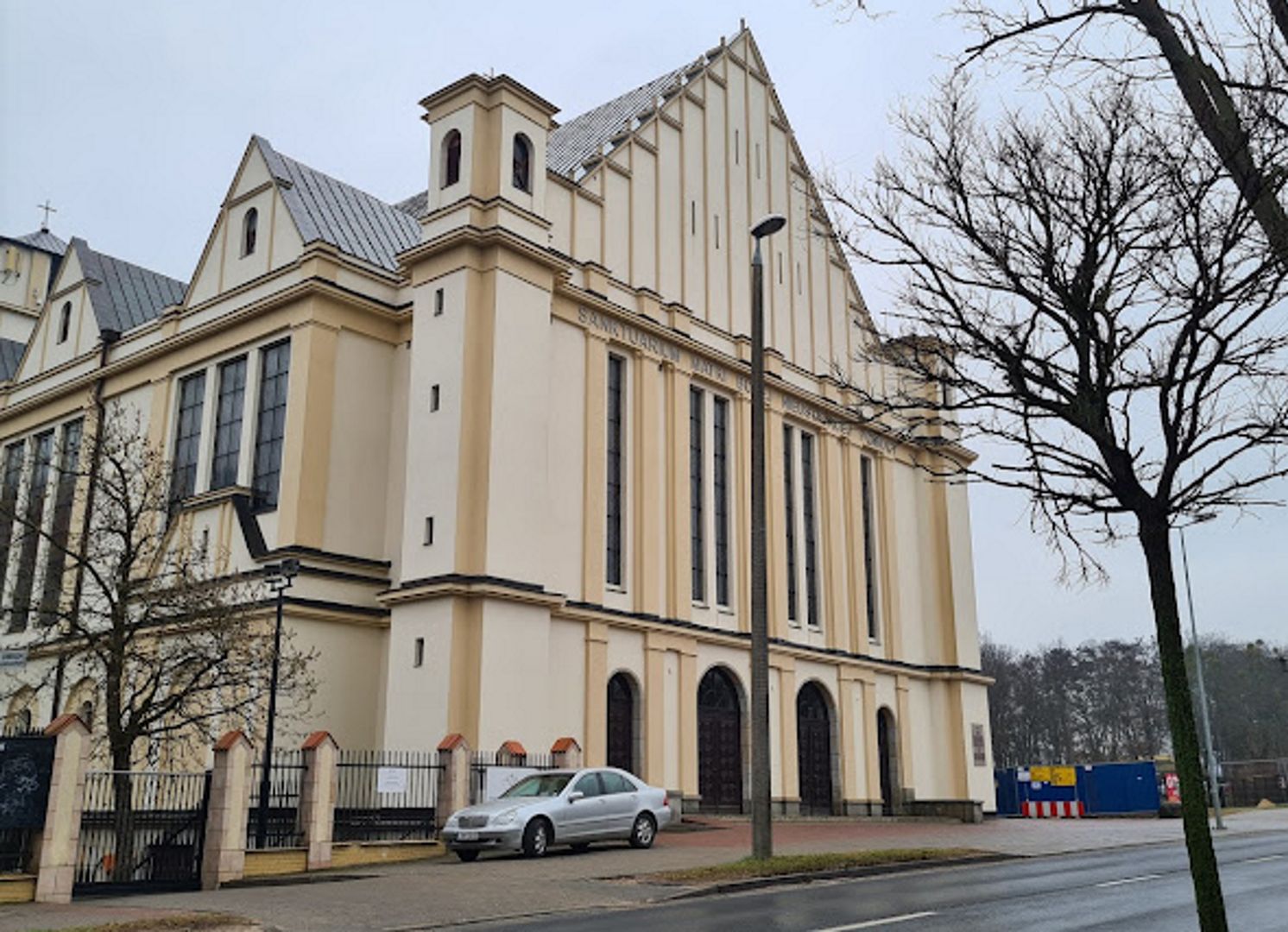 Trwała msza św. w Toruniu. Nagle 41-latek wtargnął z nożem