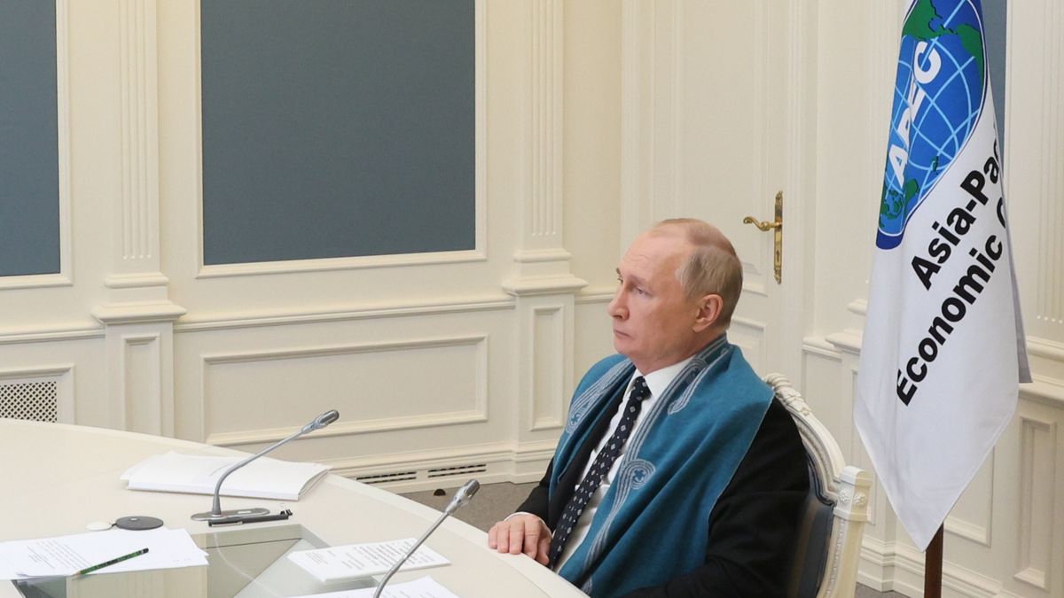 epa09578383 Russian President Vladimir Putin attends the summit of the Asia-Pacific Economic Cooperation (APEC) Forum via a videoconference at the Kremlin in Moscow, Russia, 12 November 2021.  EPA/MIKHAIL METZEL / KREMLIN  / SPUTNIK / POOL MANDATORY CREDIT Dostawca: PAP/EPA.