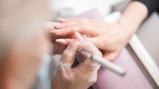 7 hitów na wiosenne paznokcie dla 20-latek. Oto garść inspiracji, żeby twoje dłonie wyglądały pięknie