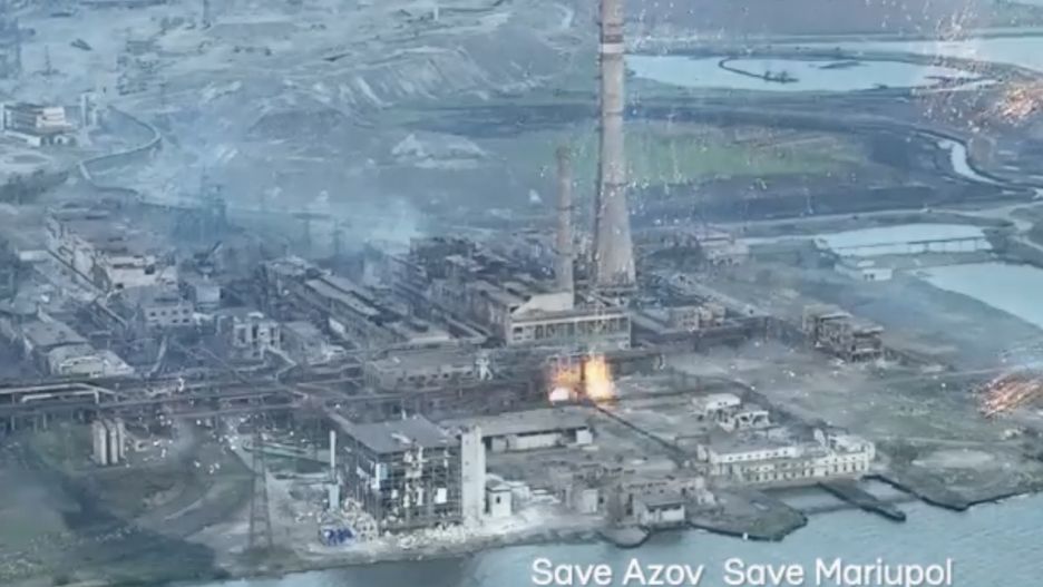 Na Mariupol spada śmiertelny deszcz. Okupant zrzuca na zakłady Azowstal zapalające bomby fosforowe, zabronione zapisem konwencji genewskiej 