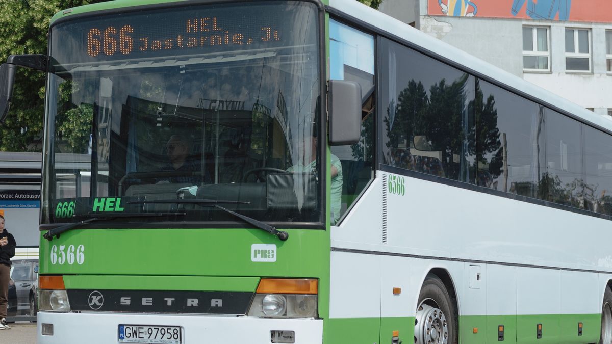 Autobus numer 666 na Hel w Gdyni