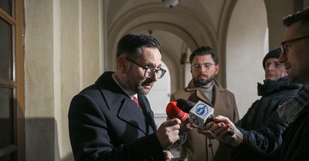 Obajtek stawił się w siedzibie NIK. Spiął się z dziennikarzami