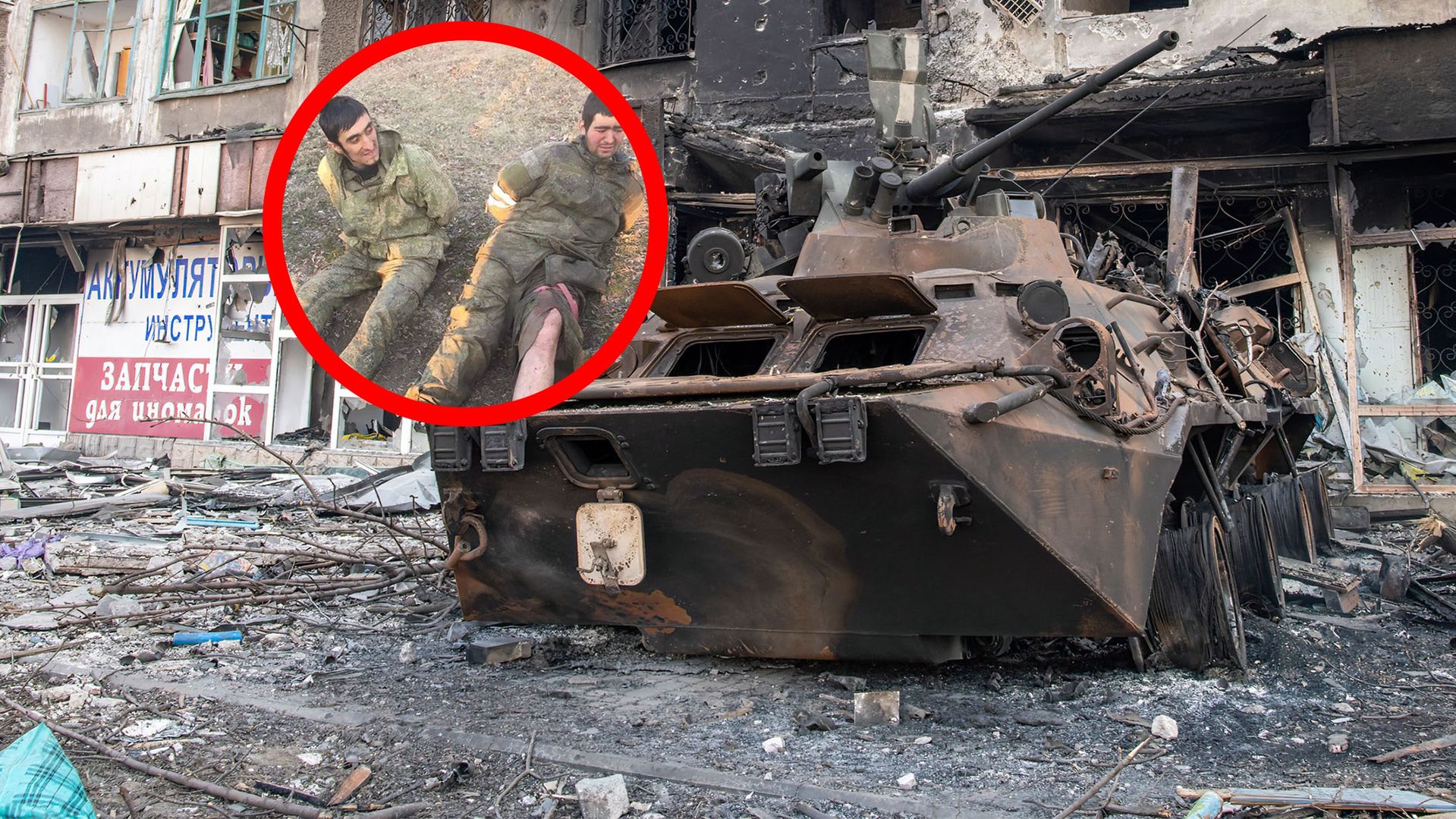 W kółku rosyjscy żołnierze schwytani przez ukraińską armię. W tle zniszczony pojazd wojskowy na ulicy oblężonego Mariupola