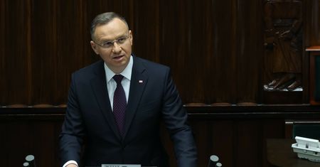 Śmiech i oburzenie. Posłowie reagują na słowa Dudy