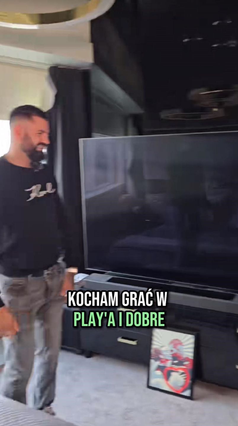 Wojtek Gola pokazał apartament na Złotej 44