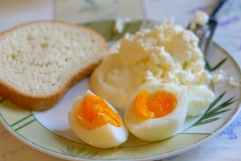 Polacy często jedzą jajka na śniadanie. Zapominają o innym produkcie, który ma więcej białka