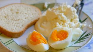 Polacy często jedzą jajka na śniadanie. Zapominają o innym produkcie, który ma więcej białka