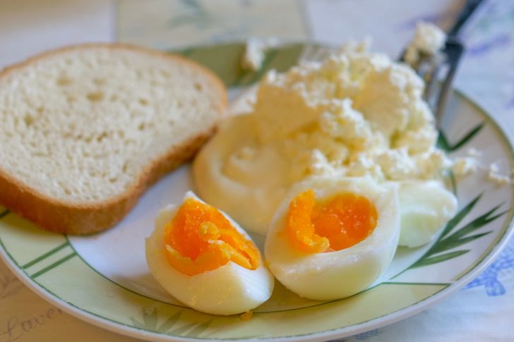 Polacy często jedzą jajka na śniadanie. Zapominają o innym produkcie, który ma więcej białka