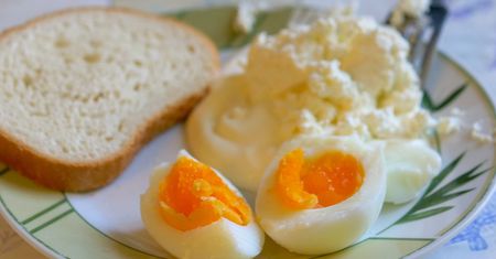Polacy często jedzą jajka na śniadanie. Zapominają o innym produkcie, który ma więcej białka