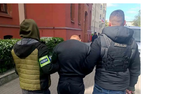 Zadał kilka ciosów znajomemu i jego matce, a ojca pogryzł