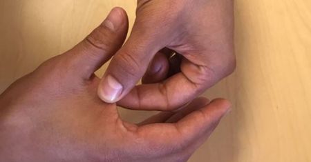 Prosty test. W kilka sekund pokaże, czy pijesz wystarczającą ilość wody