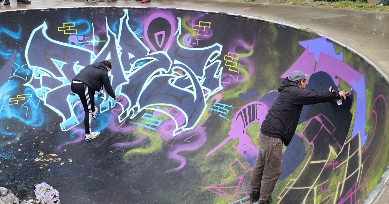 Szczecinek: Chwycili za puszki z farbą i "zmalowali" dobrą zabawę na szczecineckiej skateplazie