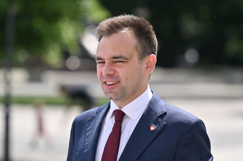 Radom, 19.05.2024. Kampania wyborcza do Parlamentu Europejskiego. Minister finansów Andrzej Domański podczas wiecu wyborczego Koalicji Obywatelskiej, 19 bm. w Radomiu. (amb) PAP/Piotr Polak