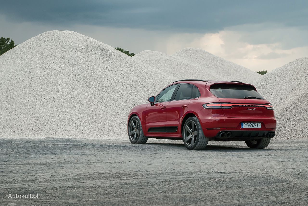 Porsche Macan po liftingu ma światła rozciągające się na całą szerokość auta.