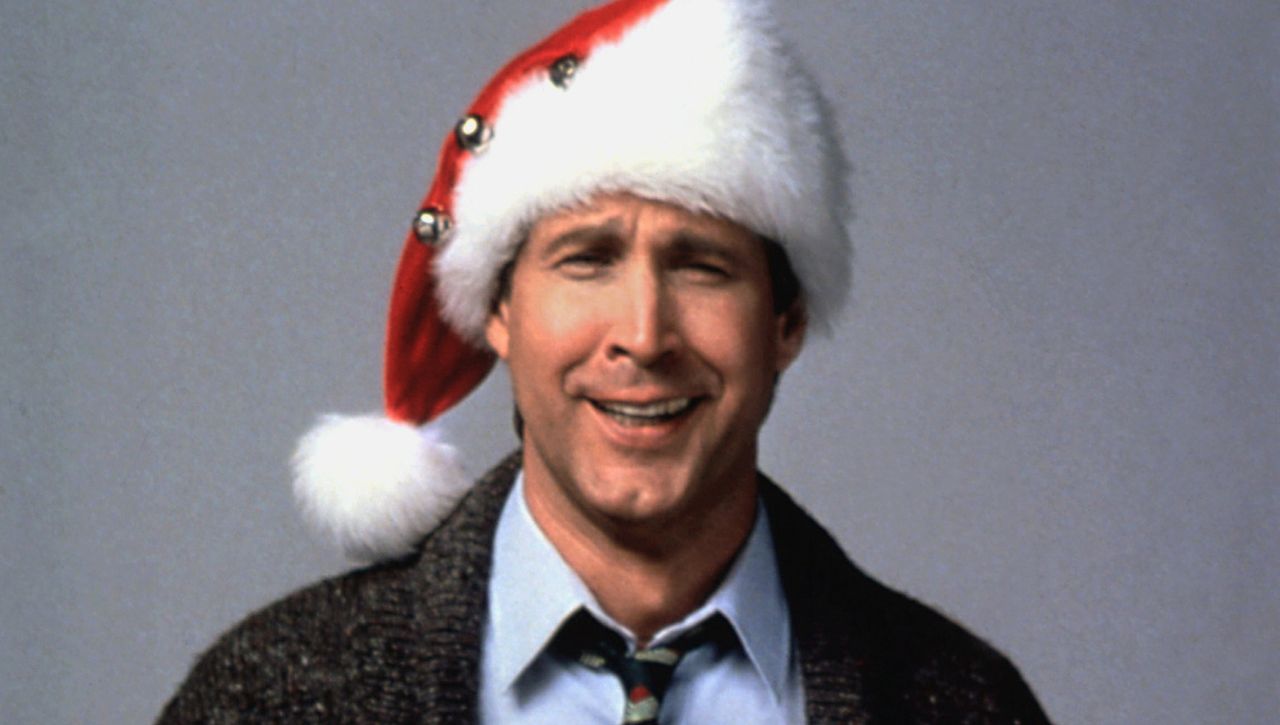 Chevy Chase w kadrze z filmu "W krzywym zwierciadle: Witaj Święty Mikołaju"