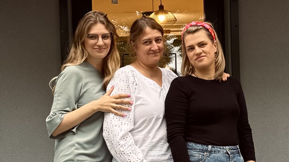 Agnieszka z córkami Zosią i Anią