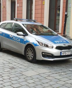 Nie chciała oddać partnera policjantom. Wyszła wraz z nim w kajdankach