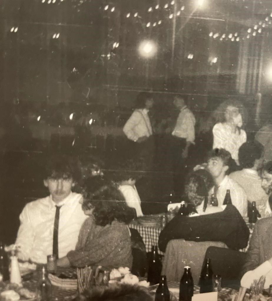 Studniówka 1987 r. Przy stole, po lewej stronie, ówczesny licealista Mateusz Morawiecki