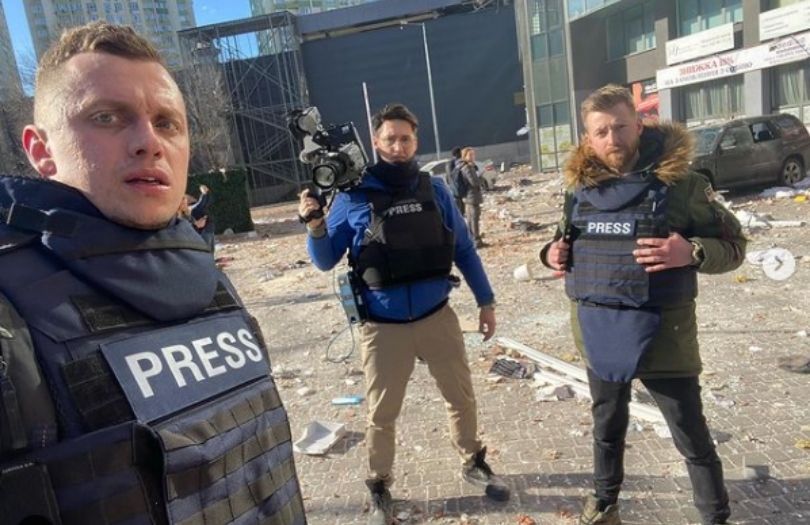 Dziennikarz TVN i jego ekipa relacjonują wojnę w Ukrainie z Kijowa