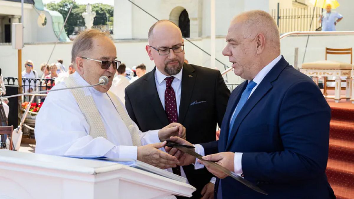 Ojciec Rydzyk dostał miecz od Jacka Sasina. To wzbudziło ogromne kontrowersje