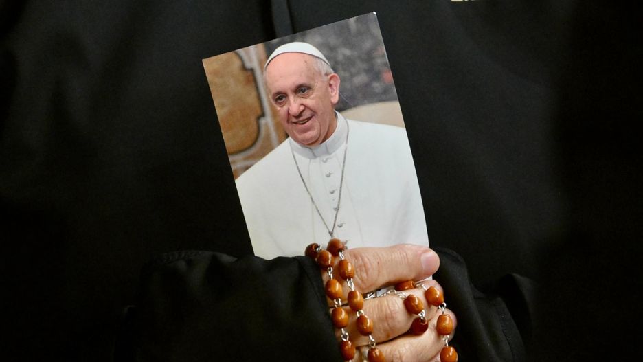 Rosary prayer for Pope Francis at St. Peter's Square
epa11938675 A nun holds a picture of Pope Francis and a rosary as faithful attend a Rosary prayer for the health of the pontiff at St. Peter's Square in Vatican City, 03 March 2025. Pope Francis was admitted to the Agostino Gemelli Hospital in Rome on 14 February 2025 due to a respiratory tract infection.  EPA/ALESSANDRO DI MEO 
Dostawca: PAP/EPA.
ALESSANDRO DI MEO
pontiff, health, hospitalized, Pope Francis
