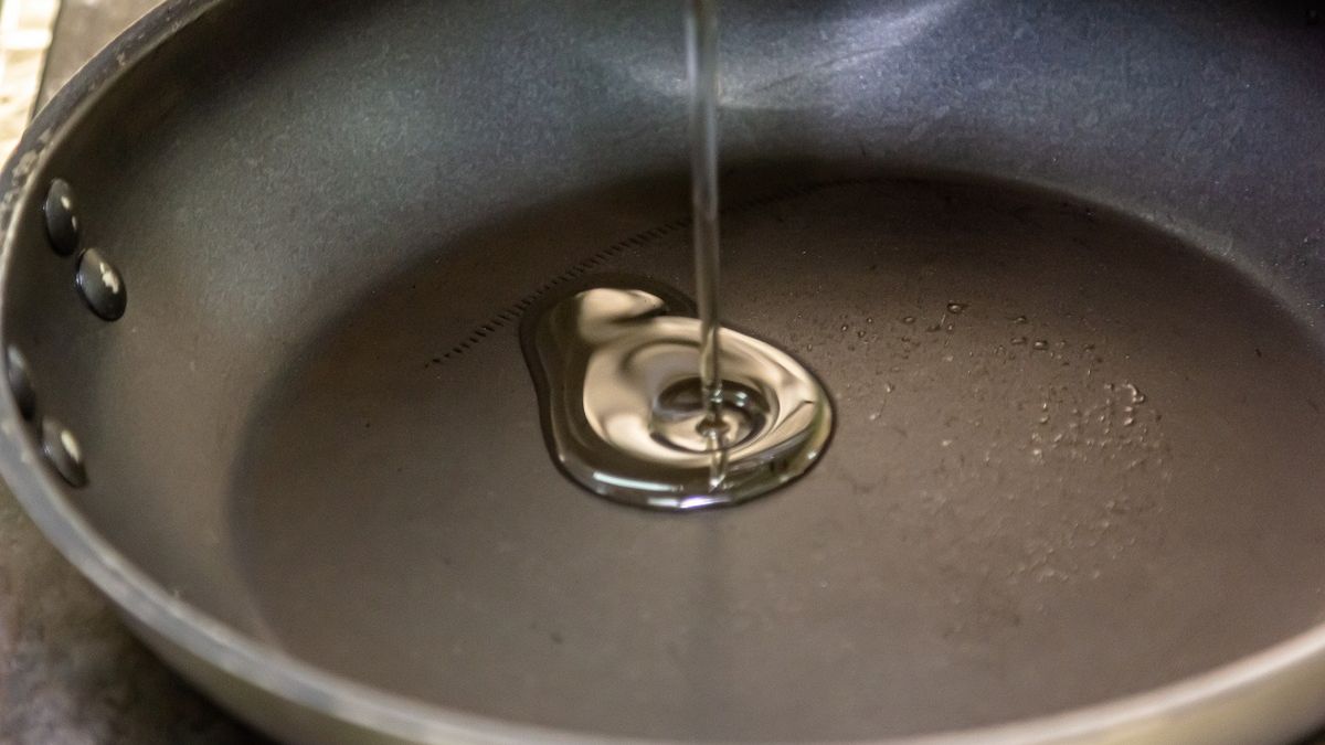 Zanim wlejesz olej na patelnię, musisz pamiętać o jednym. Inaczej danie będzie niesmaczne