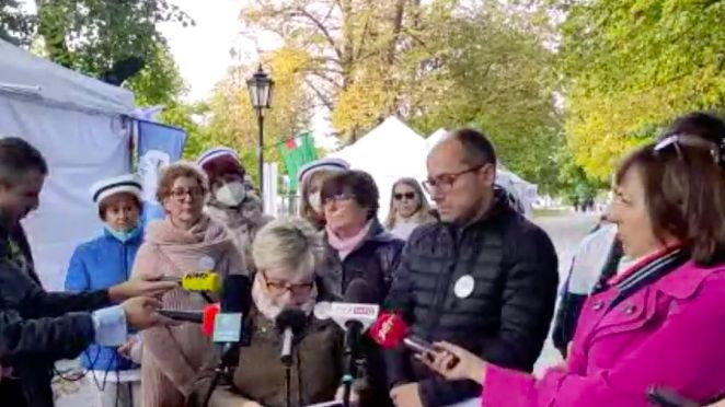Warszawa. Konferencja prasowa w Białym Miasteczku 2.0. Komitet Protestacyjno-Strajkowy znów domaga się rozmów z premierem Mateuszem Morawickim