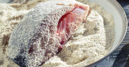 Ryby na Wigilię nie panieruj w tej mące. Panierka nigdy nie będzie chrupiąca, a naciągnie tłuszczu