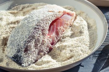 Ryby na Wigilię nie panieruj w tej mące. Panierka nigdy nie będzie chrupiąca, a naciągnie tłuszczu