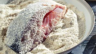 Ryby na Wigilię nie panieruj w tej mące. Panierka nigdy nie będzie chrupiąca, a naciągnie tłuszczu