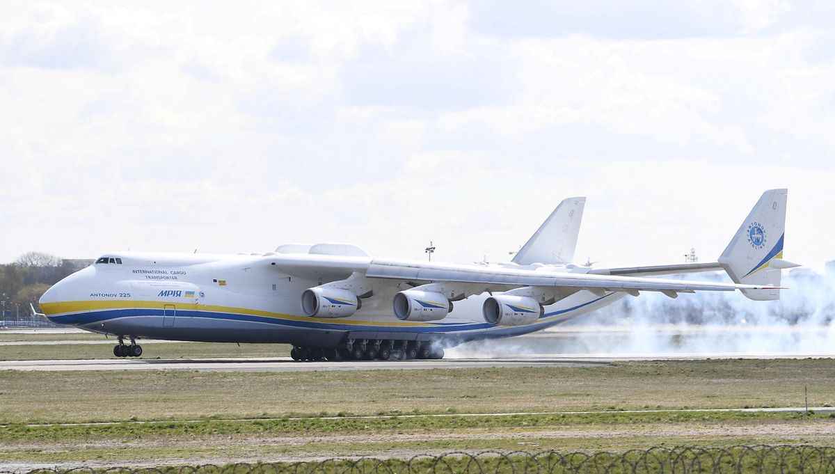 Antonow An-225 Mrija w Warszawie. Trwa wyładowywanie towaru