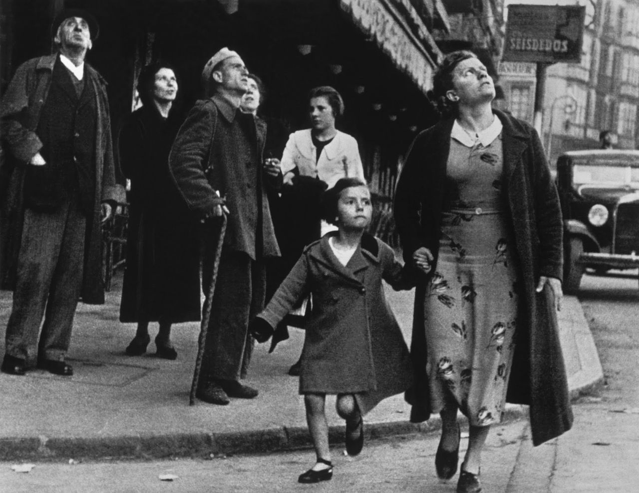 Running for shelter during an air raid Bilbau, 1937 rok.