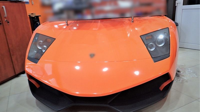 Przykładowe biurko z "frontem" od lamborghini
