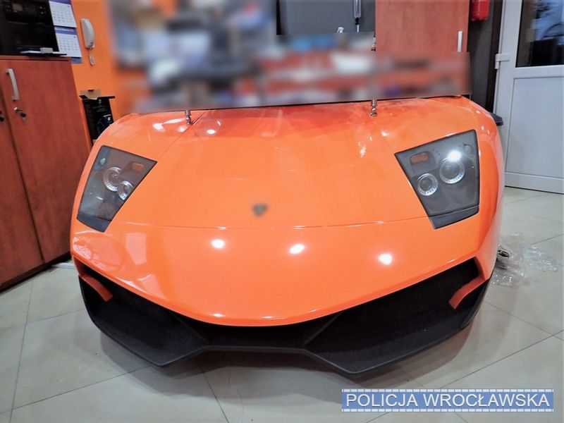 Przykładowe biurko z "frontem" od lamborghini