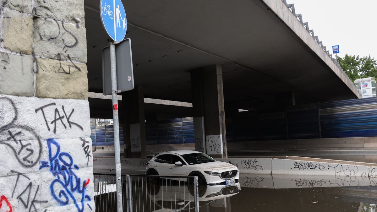 Zalany samochód na trasie S8 w Warszawie