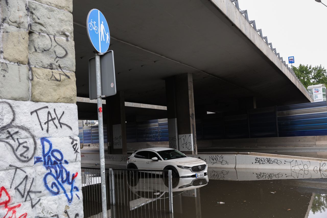 Zalane auto po ulewie - co zrobić i jak je odratować?