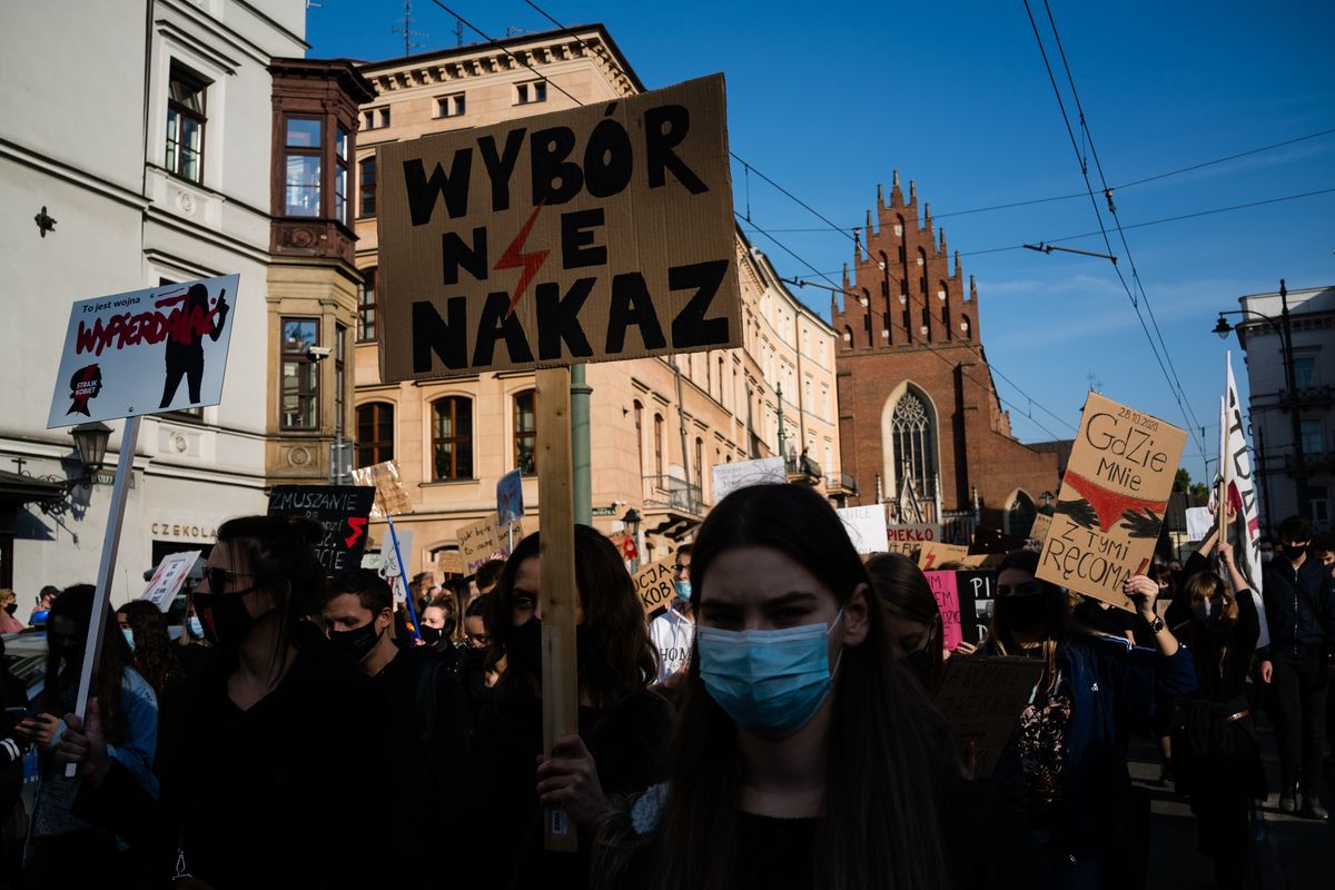 Krakow, 28.10.2020. Strajk kobiet. Kolejny dzien protestu przeciw zostrzeniu prawa aborcyjnego i rzadom Pis.