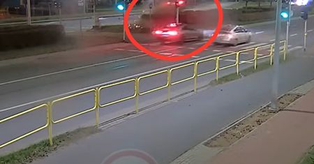 Skok przez żywopłot. Kierowca skody zaliczył spektakularną kolizję