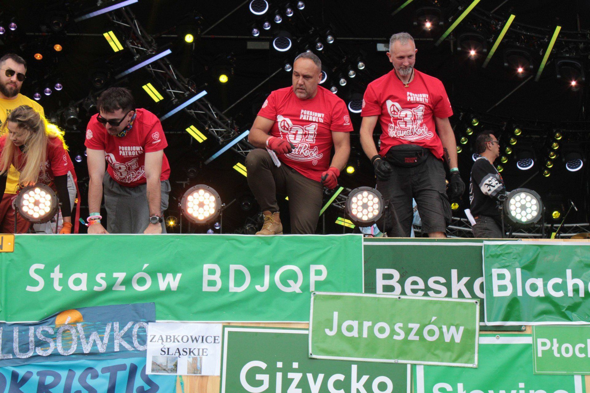 Przybijanie tablic z nazwami miejscowości na Pol&#39;and&#39;Rock Festival 2025