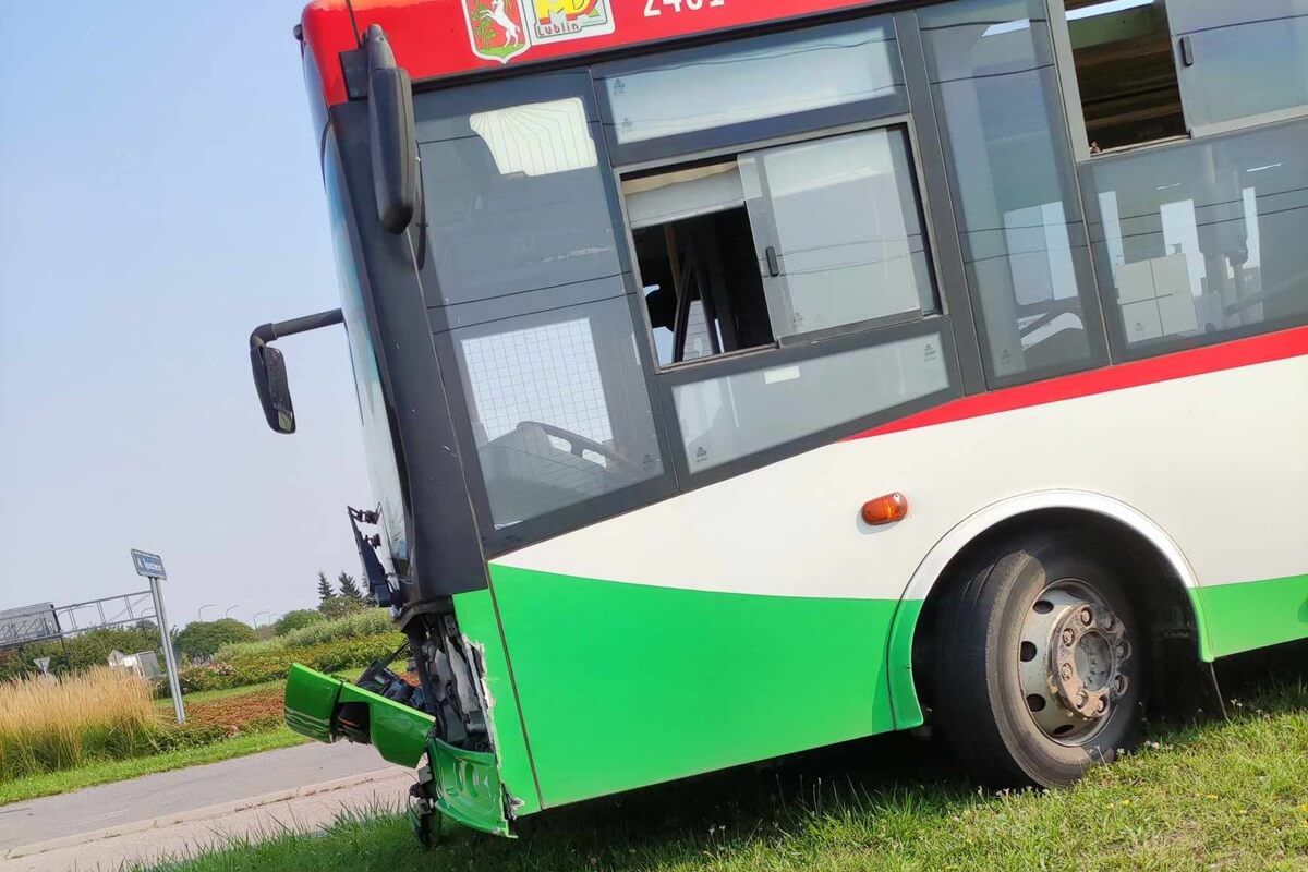 Bolt zderzył się z autobusem na rondzie Dmowskiego przy Zamku
