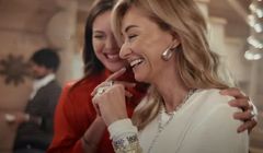 Martyna Wojciechowska wyrusza w "Świąteczną podróż" w kampanii W.Kruk