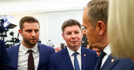 Spięcie na konferencji. Tusk nie odpuścił. "Proszę odstąpić od mikrofonu"