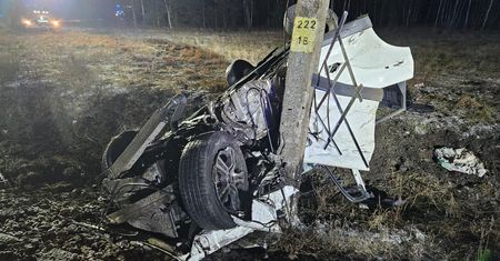 Makabryczny wypadek. Audi wjechało pod pociąg