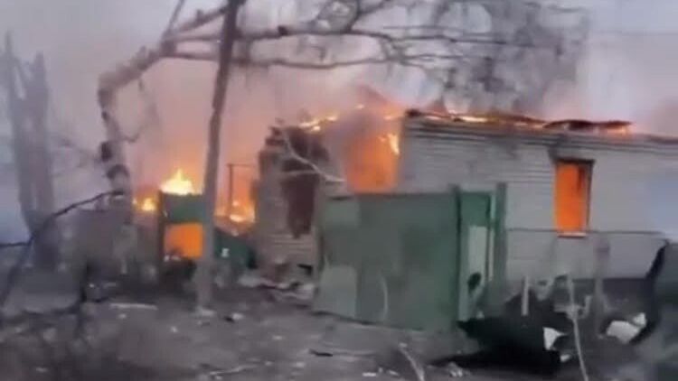 Starobielsk (obw. ługański), Ukraina, 25.02.2022. Wojna na terenie Ukrainy, 25 bm. Kolumny rosyjskich wojsk przekroczyły wschodnie, północne oraz południowe granice Ukrainy. Rosja rozpoczęła ostrzał ukraińskich miast. Celem agresji stały się m.in. Kijów, Charków oraz obiekty wojskowe znajdujące się w obwodzie lwowskim. (amb) PAP/PAP