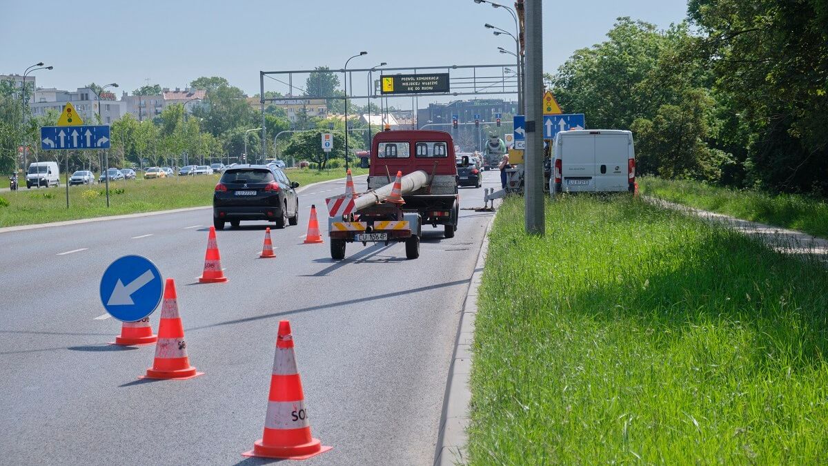 Wymiana słupów latarni przy al. Solidarności